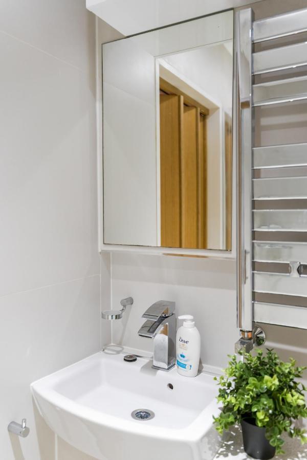 Chic 3 Bed Apartment Near London Bridge With Balcony Kültér fotó